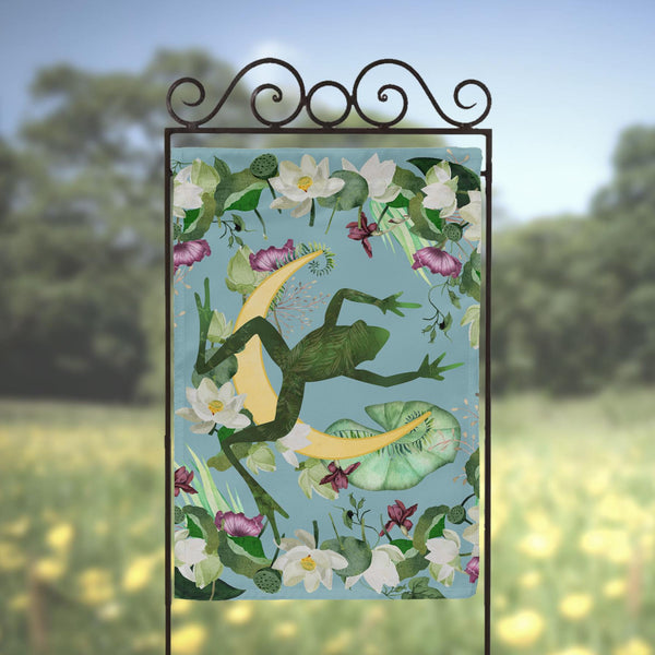 a picture of a frog on a flowered background